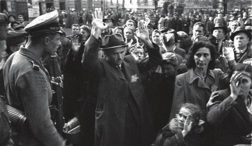 58 המירוץ להשגת תעודת חסות כדי להיכנס לבית מוגן היה קשה ומסוכן. כשהאלפים באו לבית הזכוכית לקבל שוצפס הצטופפו בו כבר 2,500 3,000 יהודים.