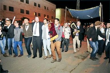 ספרי תורה לבית הכנסת בית שלום בטקס חגיגי הוכנס לפני חודשים אחדים לבית הכנסת בית שלום באוניברסיטת אריאל ספר תורה על שמו של נווט חיל האוויר אהרן )אהרל ה( כץ ז ל, שנפל במלחמת לבנון הראשונה.