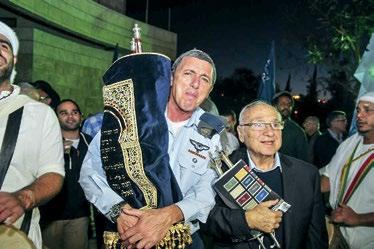 ראש אגף כוח אדם לשעבר, אלוף )מיל ( גדעון שפר, אף הוא איש חיל האוויר, קרא בין היתר את הדברים שנכתבו על אהרל ה בעת שהוענק לו עיטור המופת.