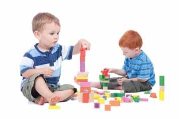 משחק יכול לשמש גם אמצעי לפיתוח הרגלים. לדוגמא, ילדים בני שנתיים וחצי כבר מסוגלים להחזיר צעצועים למקום כאשר מבוגר מדריך אותם ונותן דוגמא בעצמו.
