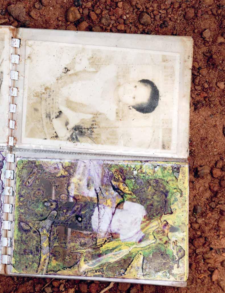 אמנסטי אינטרנשיונל - תקציר דו"ח שנתי 2012 שרידים מאלבום משפחתי, שנמצא בבית נטוש בדואקו, חוף השנהב, שם נהרגו