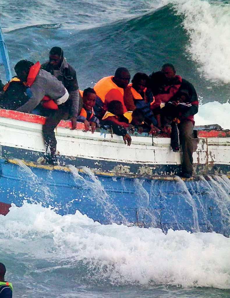 משמר החופים האיטלקי מציל מהגרים, פנטלריה, איטליה, 13
