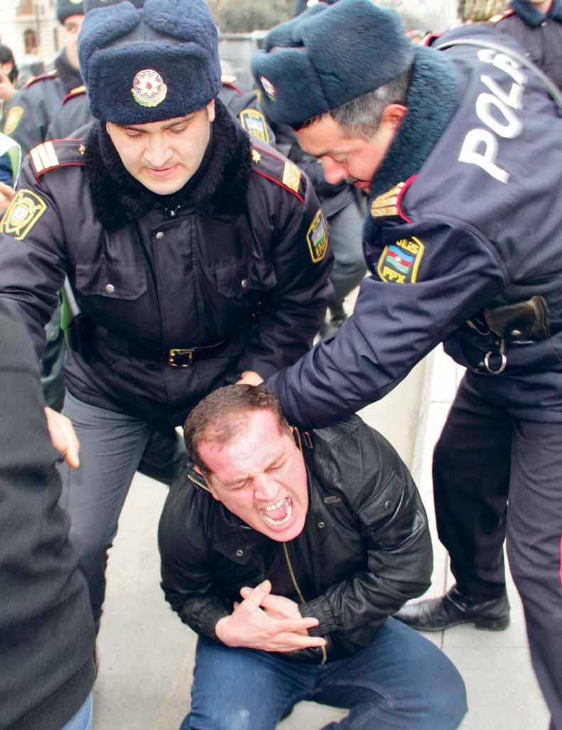 29 שוטרים מתעללים בפעיל פוליטי במהלך הפגנה בבאקו, אזרבייג ן, 12 במרץ 2011.
