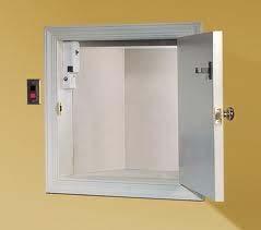 דלתות חוץ מדלתות מעלית ודלתות שנפתחות מצד התא במעלית ללא מפתח, כלי, ידע מיוחד, מאמץ מיוחד - אסור תהיינה בנקודת הנגישות לדלת תא מעלית.