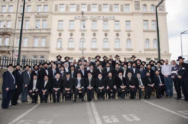 עשרות הרבנים שהגיעו לכנס בתמונה קבוצתית עשרות רבנים מרחבי אירופה השתתפו בכנס בפראג בנושא שבת, קהילה ומשפחה במהלך הכנס תרגלו הרבנים מתן סיוע לנפגעי פעולות טרור בעקבות הארועים האחרונים בפני הרבנים