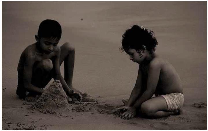 ילדים בסרי לנקה משחקים בחוף הים. )צילום: )Dhammika Heenpella התפתחות רגשית וויסות רגשי ממשיכות להתפתח במהלך אמצע גיל הילדות.