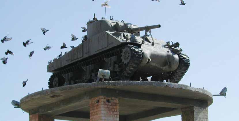 טנק שרמן עם תותח 75 מ"מ קצר קנה מגיבורי הקרב לכיבוש רצועת עזה, באתר יד לשריון עם הטנקים על הכביש מג'וליס לרמלה, וריז'יק המ"פ בזחל"ם.
