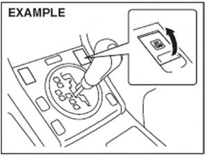 סוזוקי גרנד ויטארה שקע חשמלי לאביזרים (אם מותקן) בקונסולה האמצעית ובצידו השמאלי של תא המטען.