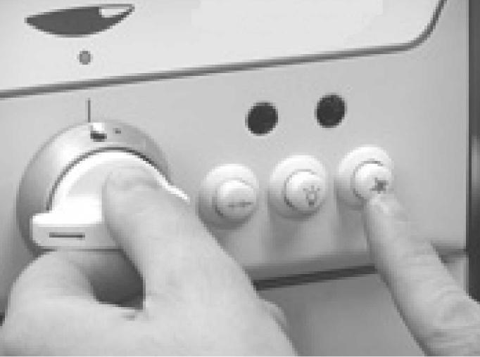 השימוש בתנור המשולב השימוש במבערי הגז מעל כל כפתור בלוח הבקרה קיים איור המראה את מיקום המבער המבוקר באמצעות כפתור זה.