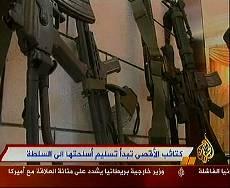 9 מימין: מבוקשים מפתח\גדודי חללי אל אקצא מחזירים את כלי נשקם למנגנוני הביטחון הפלסטינים. משמאל: כלי נשק שהוחזרו למנגנונים (ערוץ אלג'זירה, 16 ביולי.